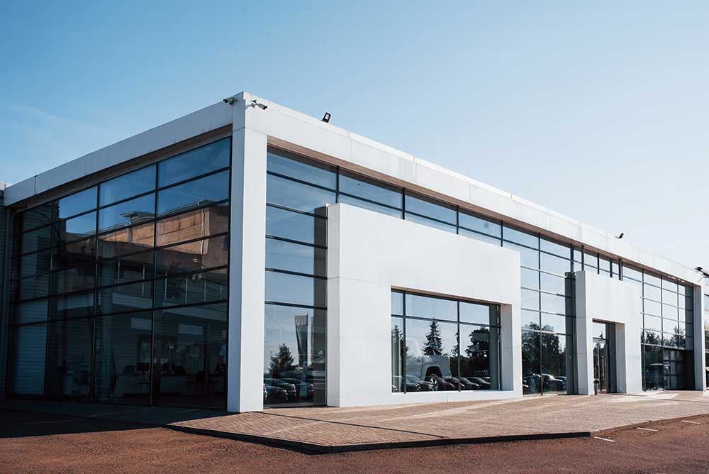 Gewerbefläche mit Hitzeschutzfolierung an der kompletten Glasfront